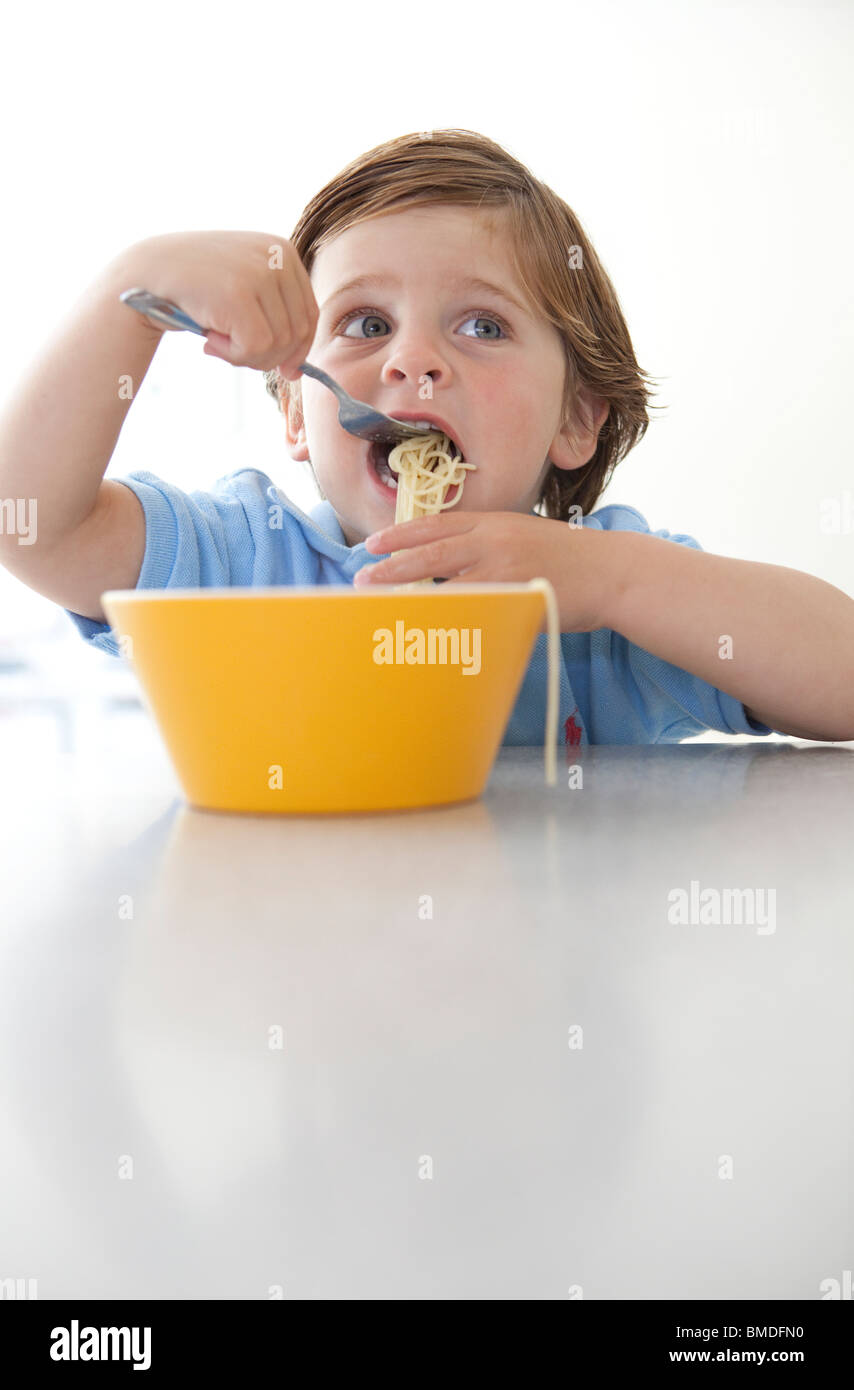 Kleiner Junge essen Nudeln Stockfoto