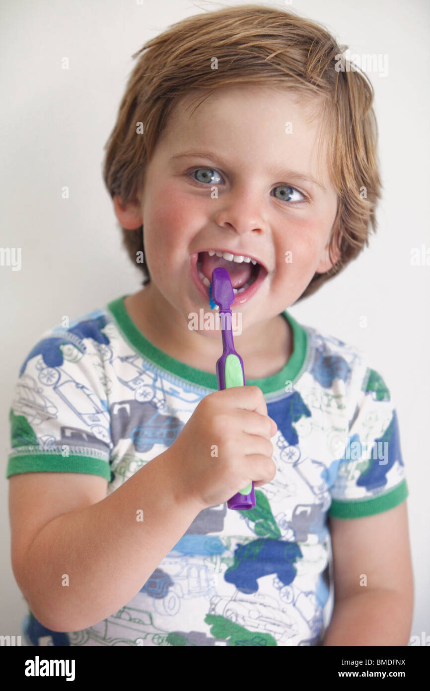 Junge, seine Zähne zu putzen Stockfoto