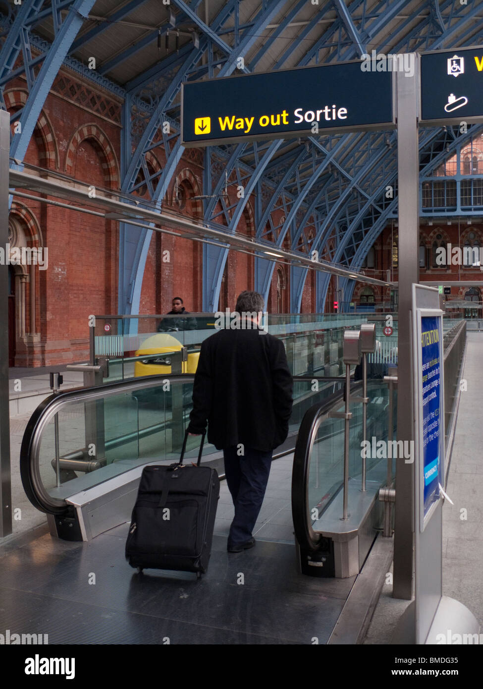 Mann an Bord der Ausfahrt Rolltreppe vom Eurostar-Bahnhof St. Pancras Station Stockfoto