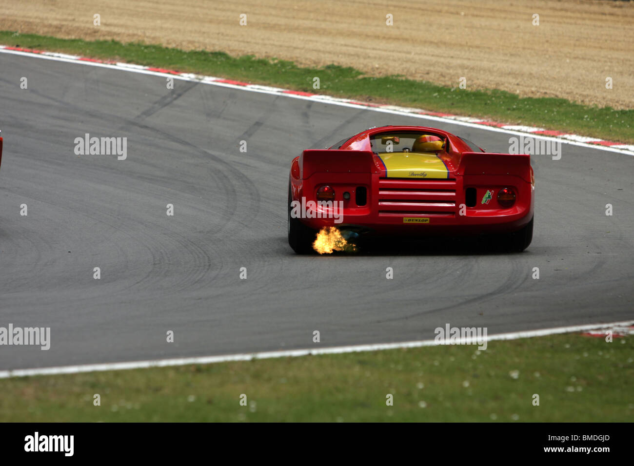 Ein Chevron B16 Rennen in Brands Hatch in der World Sportscar Masters-Serie. Stockfoto