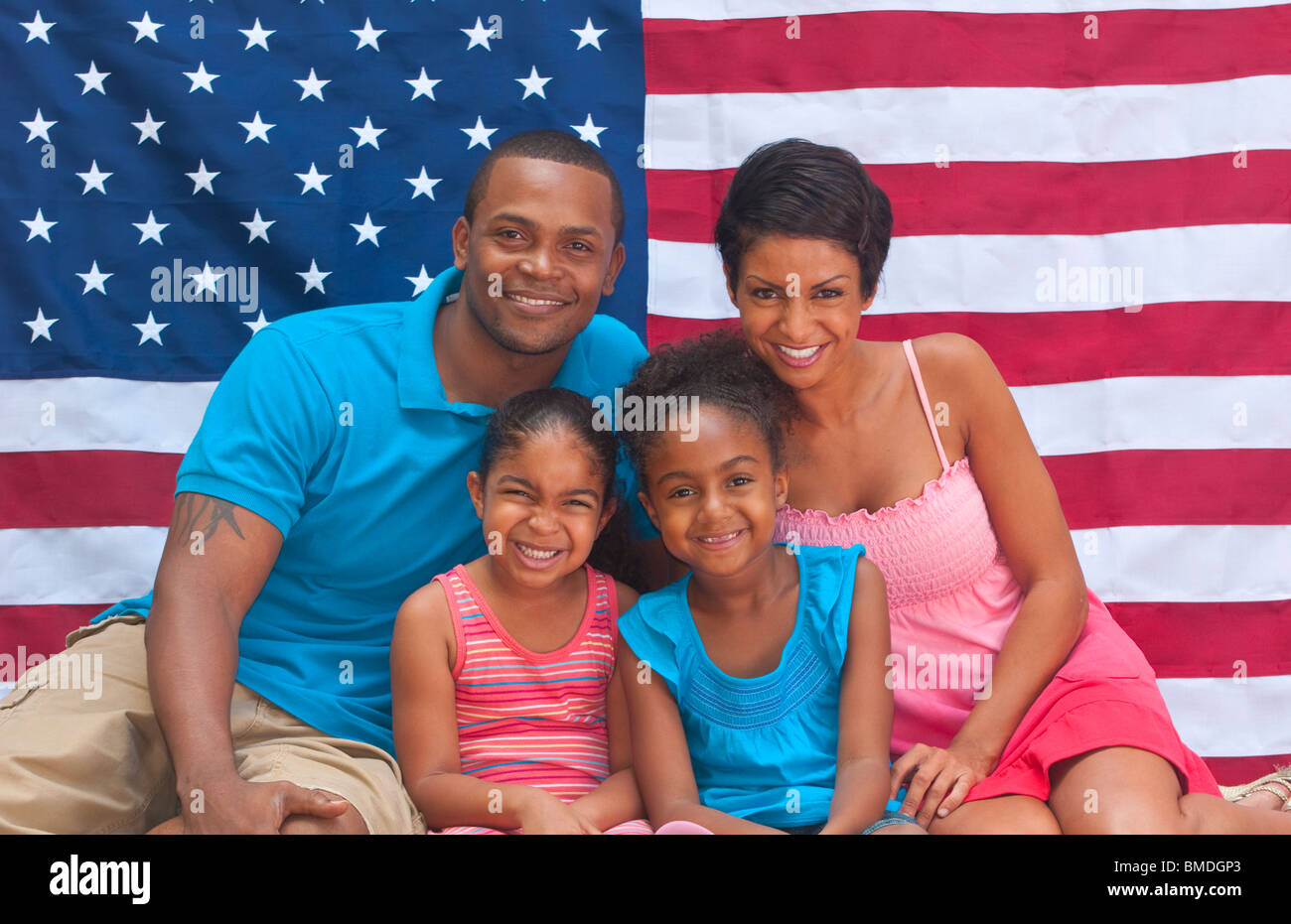 Black African American Familie lieben die USA mit Flagge und Farben der Feier Urlaub Stockfoto