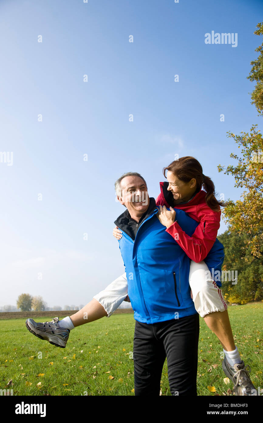 Mann Frau Piggy Back Ride Stockfoto