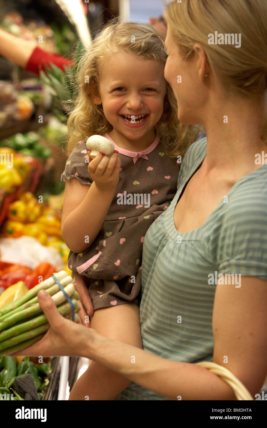 Mutter und Tochter Grocery Shopping Stockfoto