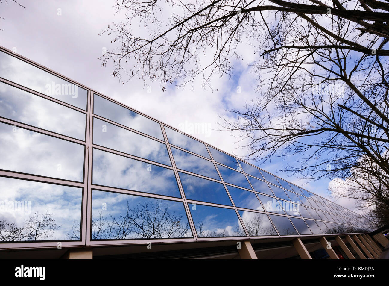 Glänzendes Glas spiegelt den Himmel an der Außenseite des Milton Keynes Shopping Centre. Stockfoto