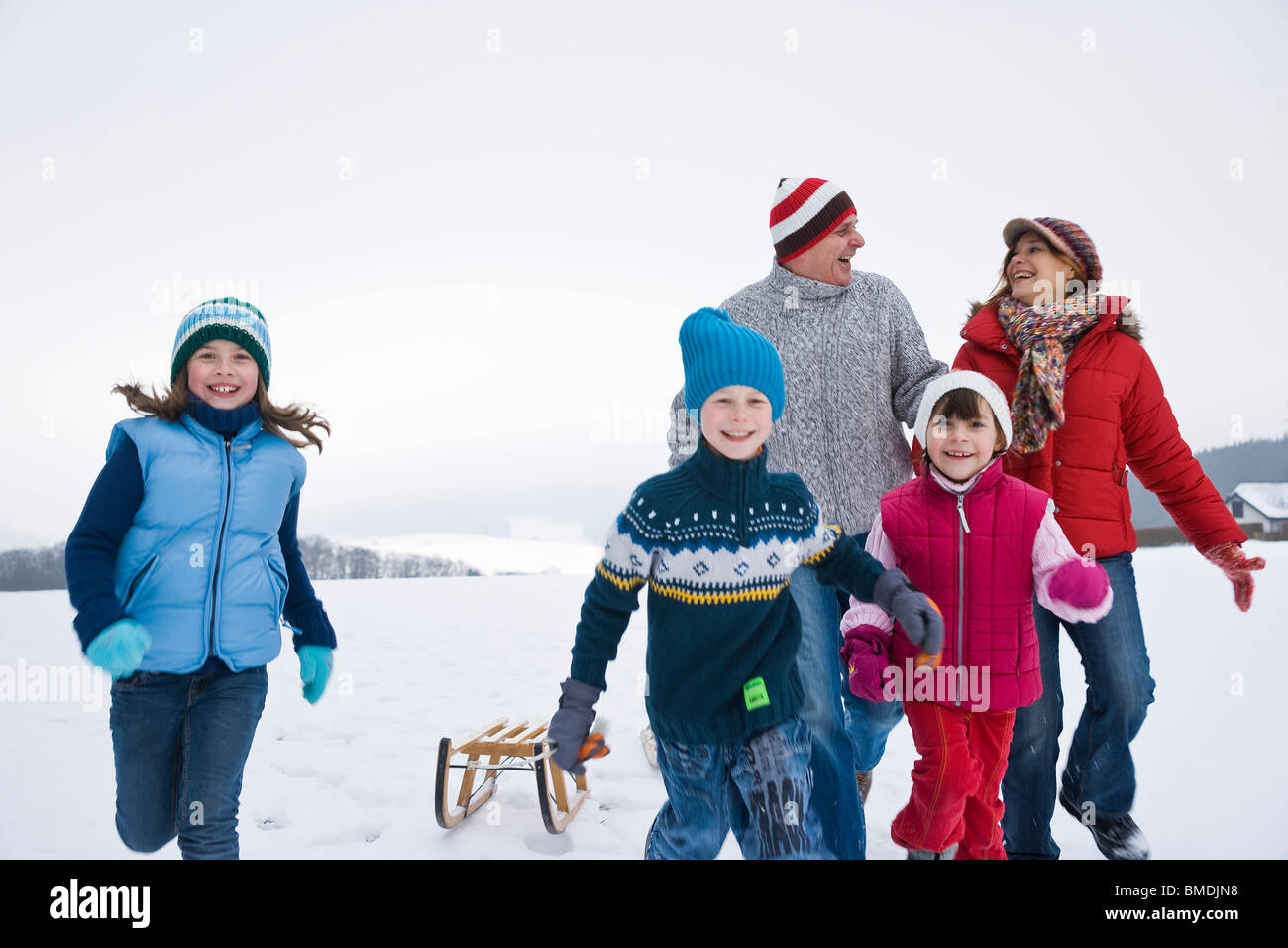 Familie mit Spaß im Freien im Winter Stockfoto