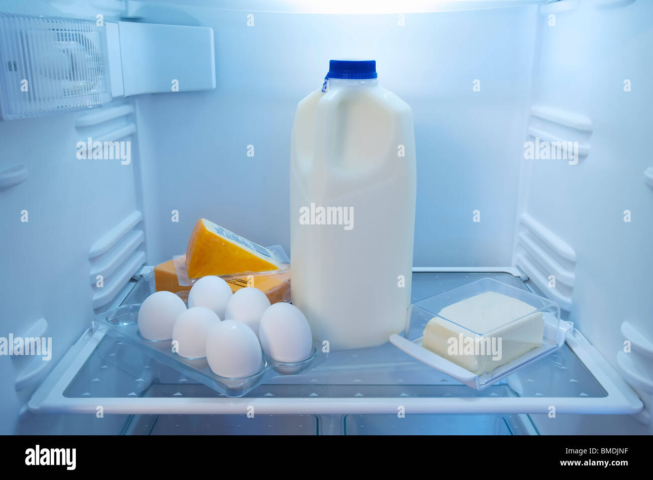 Kühlschrank mit Milchprodukten und Eiern Stockfoto