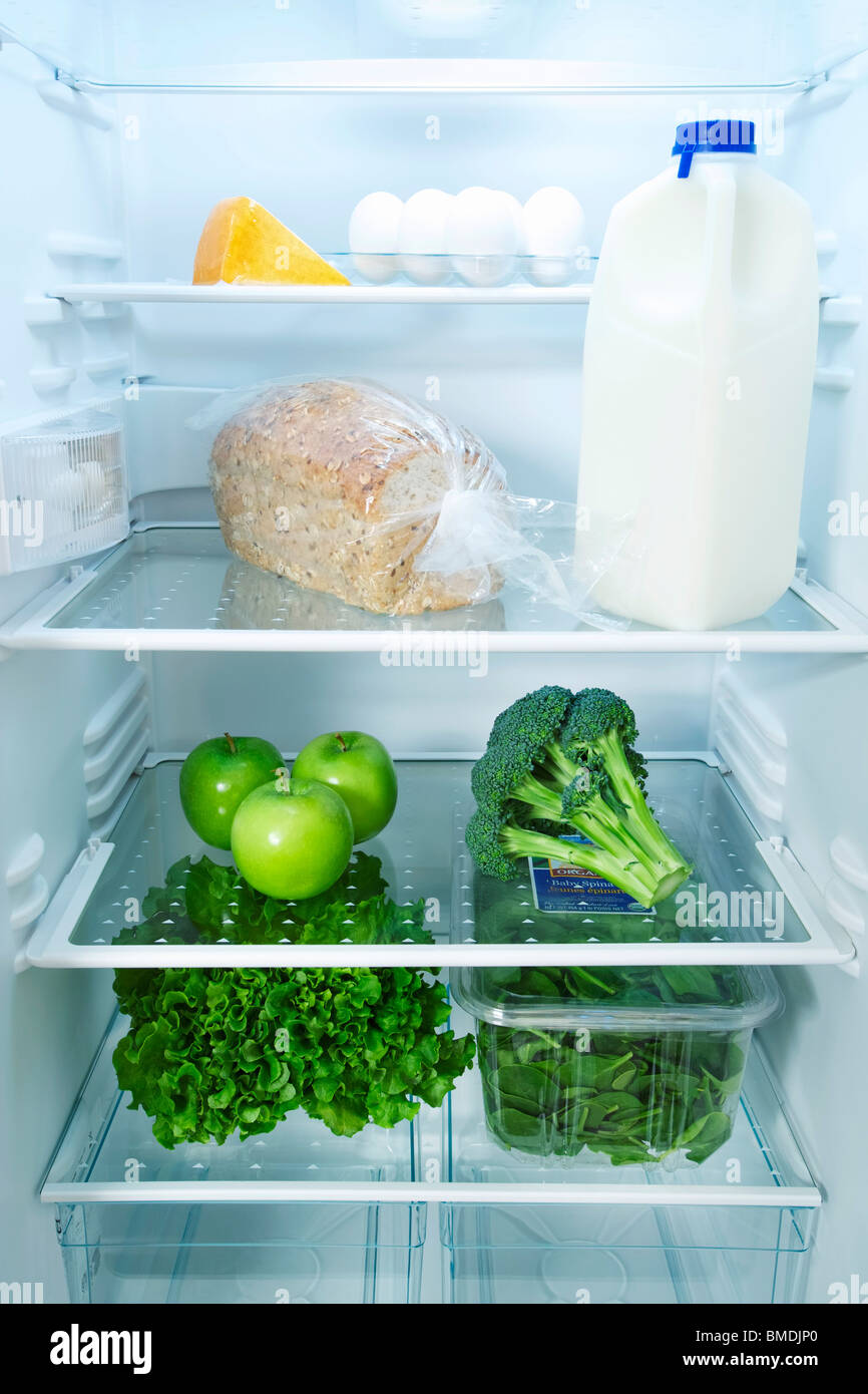 Kühlschrank mit gesunden Lebensmitteln Stockfoto