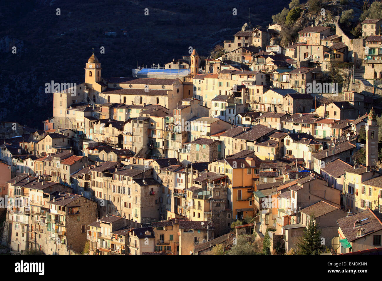 Malerische mittelalterliche thront Dorf von Saorge auf dem Land in den Alpes-Maritimes in den Mercantour Nationalpark Stockfoto