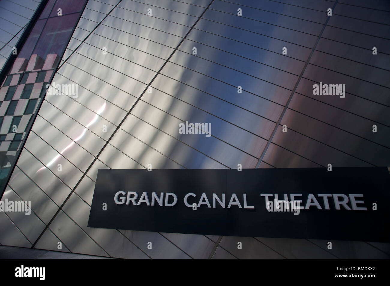 Die Bord Gáis Energy Theatre (ursprünglich Grand Canal Theatre) ist eine darstellende Kunst Veranstaltungsort, in den Docklands in Dublin, Irland. Stockfoto