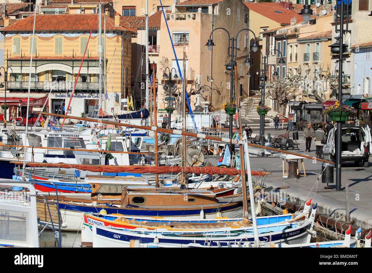 Bunte Fischerboot im Hafen von Cassis Stockfoto