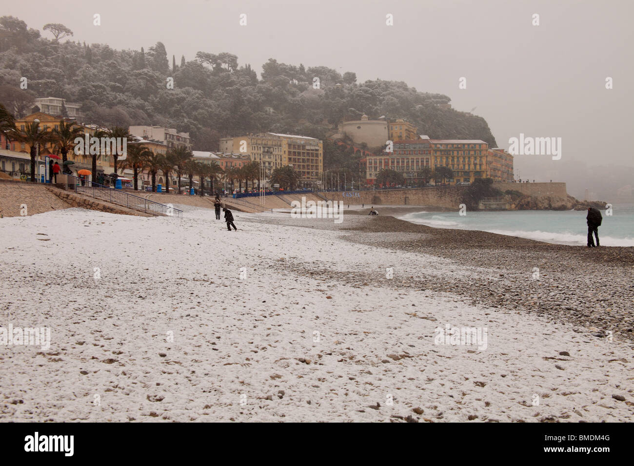 Verschneiten Strand im Winter in Nizza Stadt. Schnee in Côte d ' Azur ist selten und passiert ungefähr alle 10 Jahre. Stockfoto