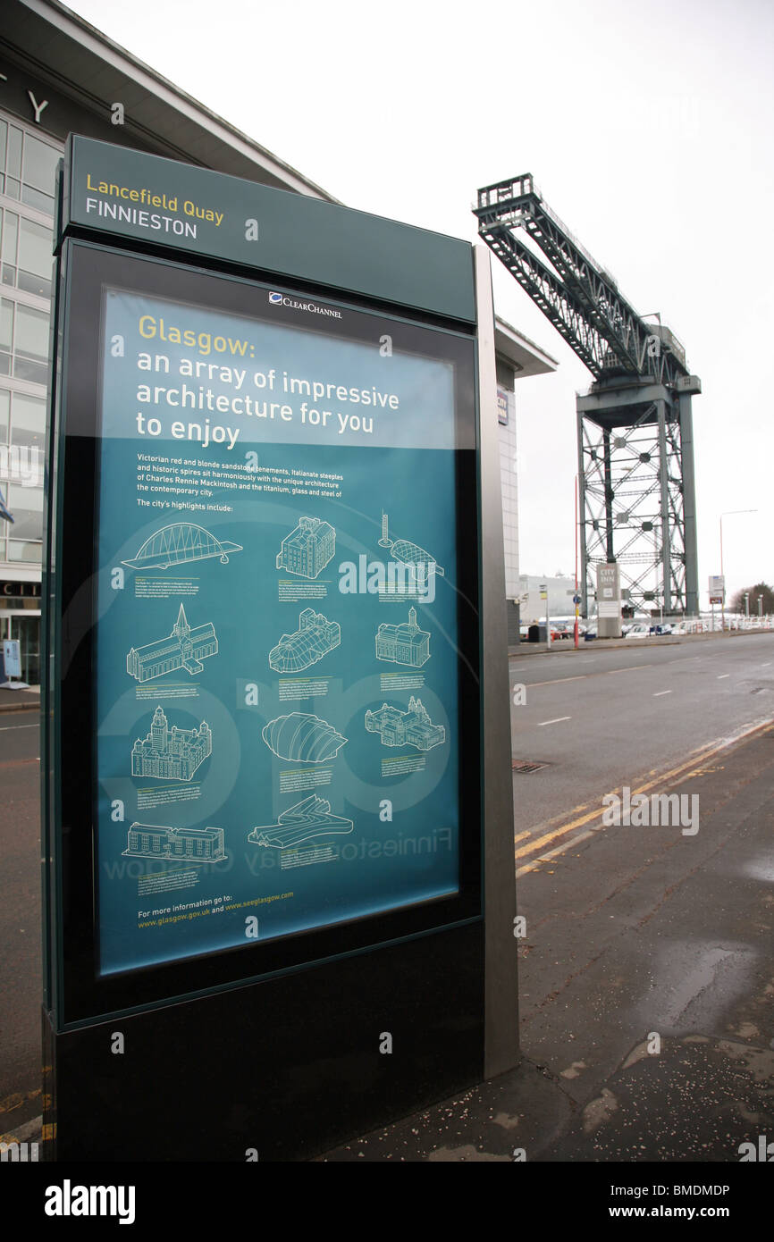 Plakat mit Glasgows architektonische Vielfalt mit Finnieston Crane in Hintergrund, Glasgow, Schottland, Großbritannien Stockfoto