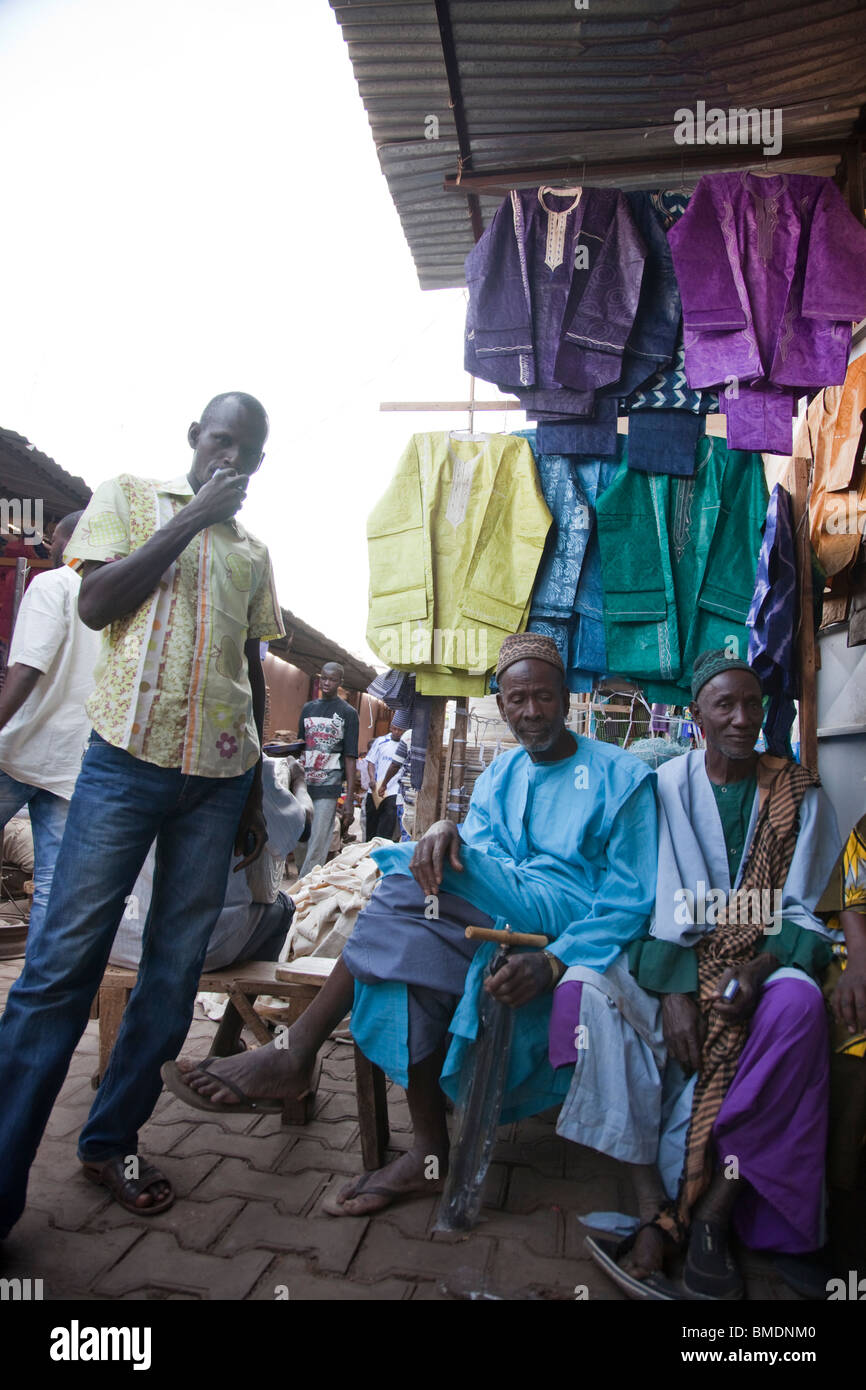 Ein Geschäft in der großen Marken von Bamako, Mali verkauft bunte Kleidungsstücke. Stockfoto