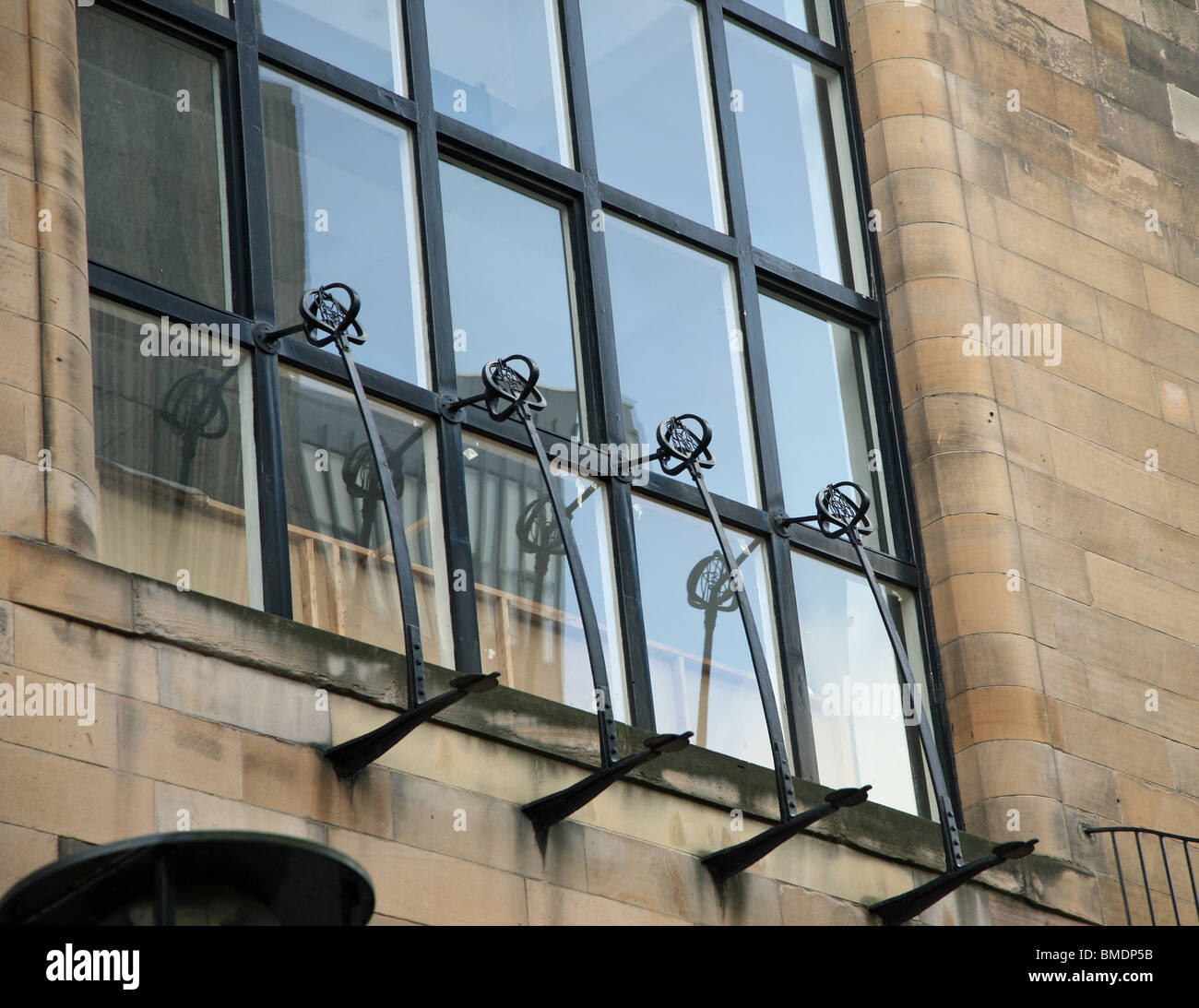 Foto genommen, bevor die Feuer der dekorative Schmiedearbeiten an der Charles Rennie Mackintosh Glasgow School of Art, Glasgow, Schottland, Großbritannien Stockfoto