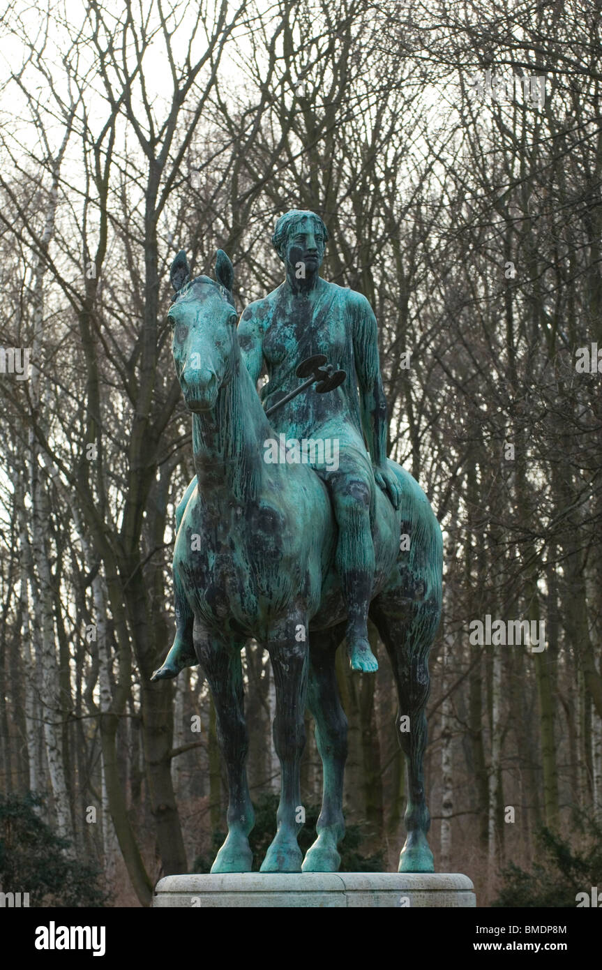 Statue einer Frau auf einem Pferd in Tiergarten Berlin Deutschland Stockfoto