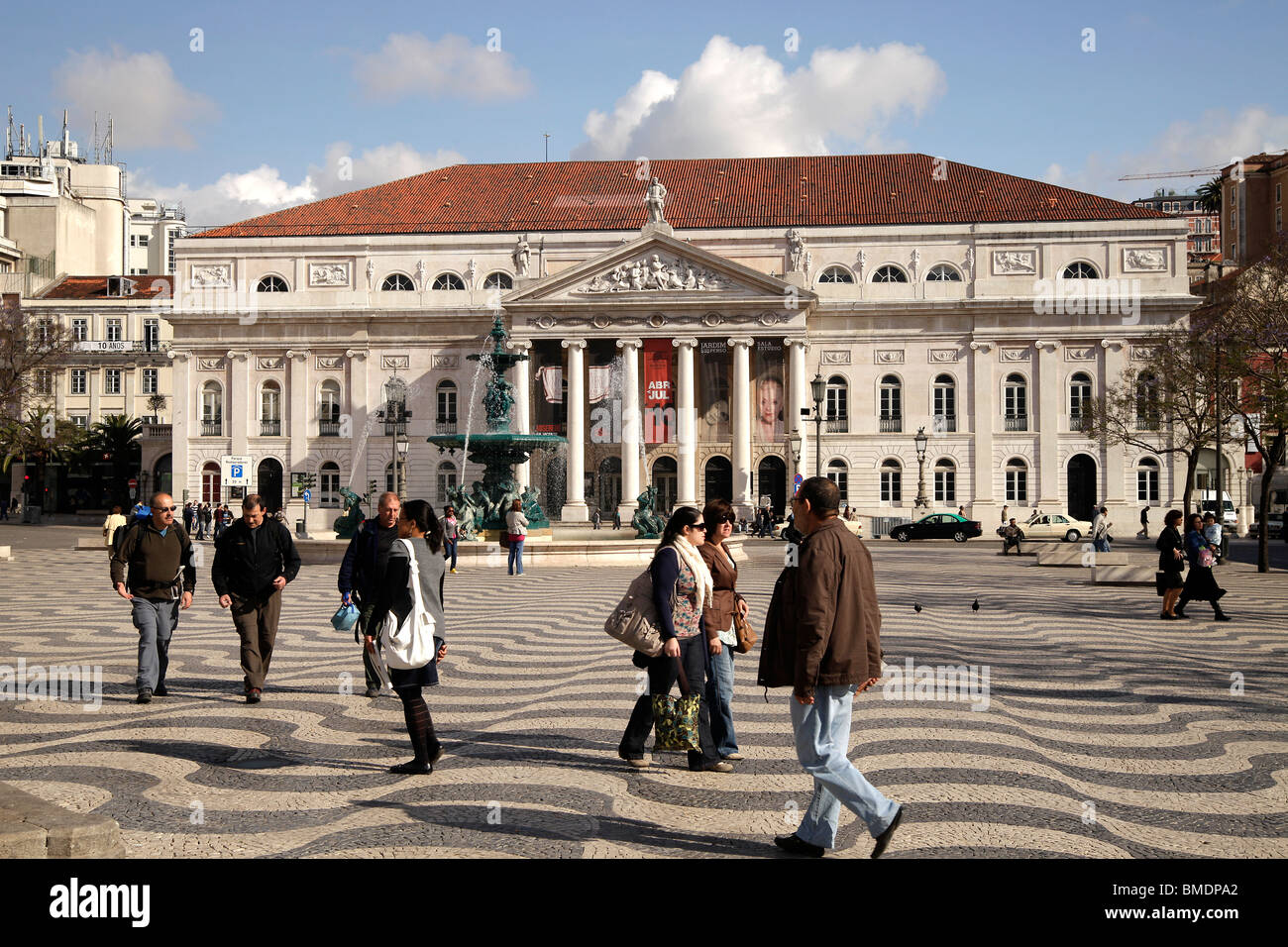 Passanten vor dem Nationaltheater Dona Maria II auf dem Platz Praça de Dom Pedro IV oder Rossio in Lissabon, Portugal Stockfoto