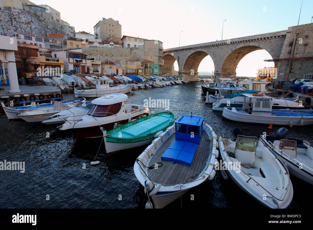 Den malerischen Fischerhafen von "Le Vallon des Auffes" im Herzen der Stadt Marseille Stockfoto