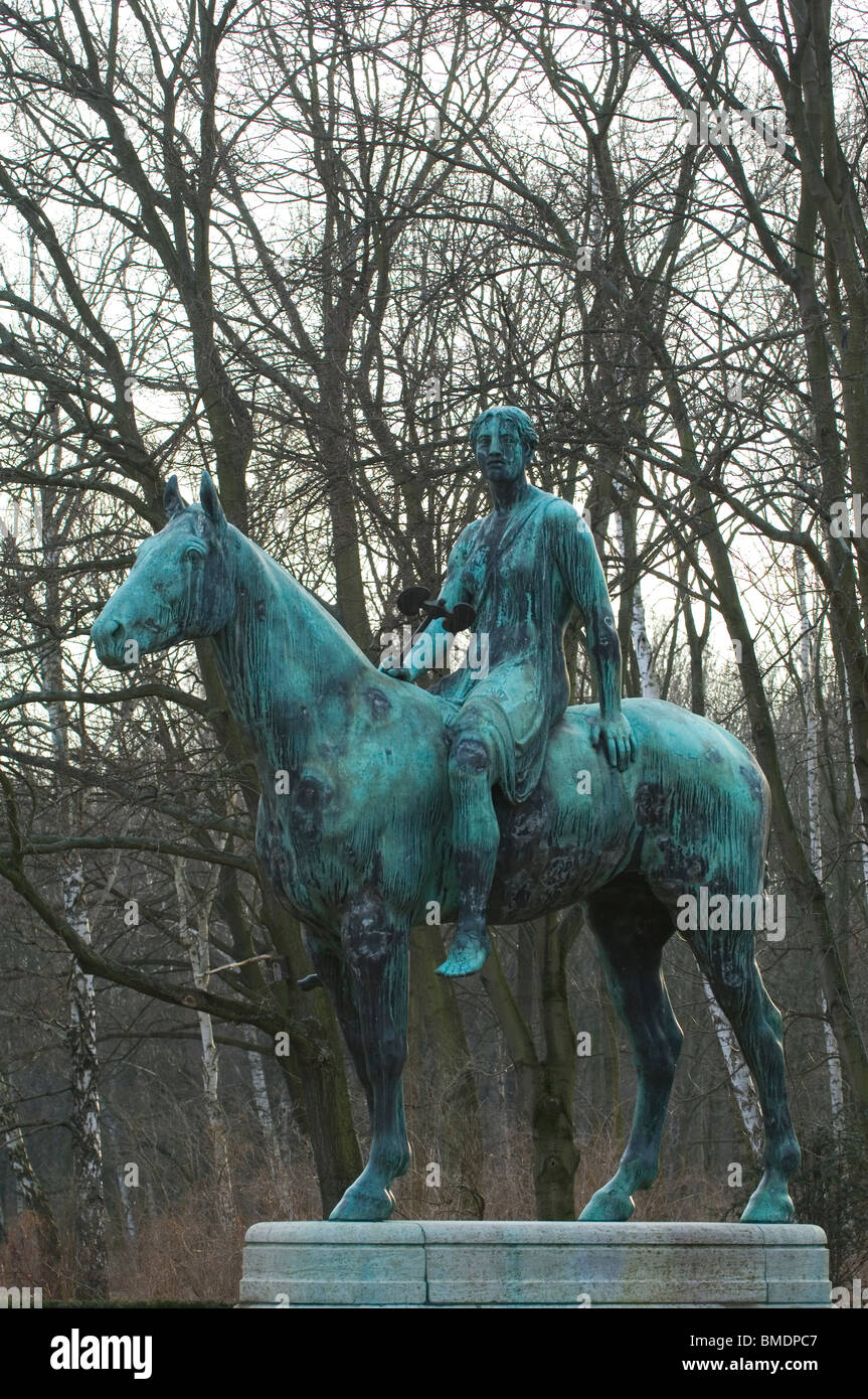 Statue einer Frau auf einem Pferd in Tiergarten Berlin Deutschland Stockfoto