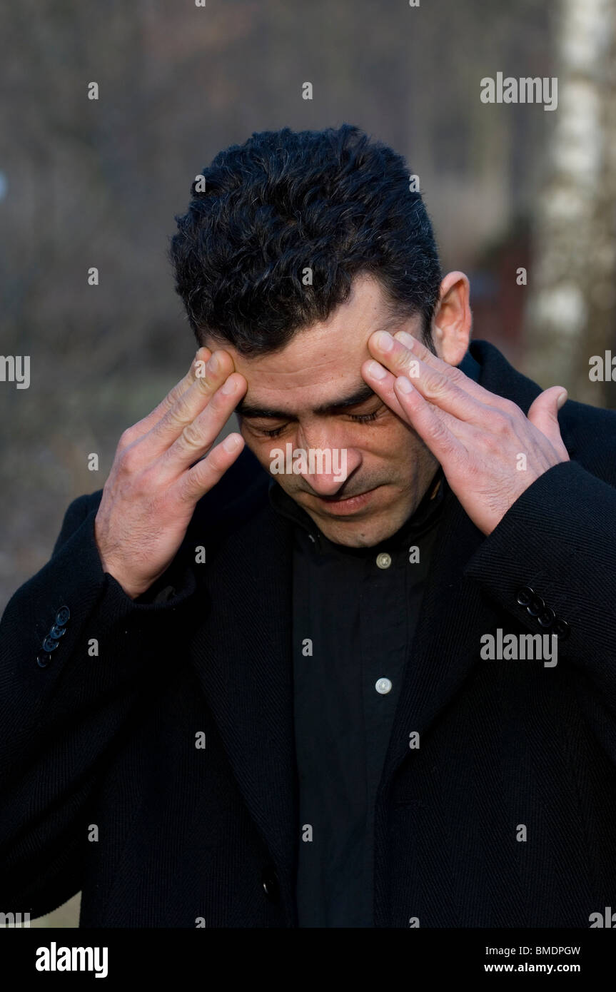 Porträt eines nahen Ostens Mann Kopf in Händen Berlin Deutschland Stockfoto