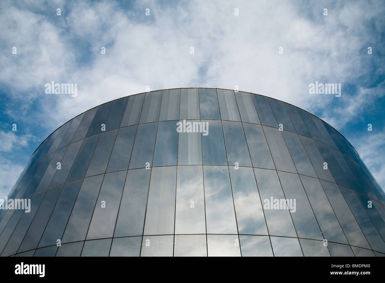 Glas Runde Gebäude mit bewölktem Himmel widerspiegelt. Stockfoto