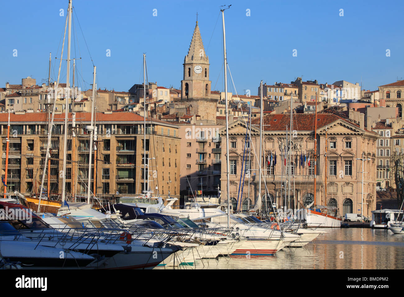 Blick auf den Hafen und Le Panier Viertel von Marseille Stockfoto