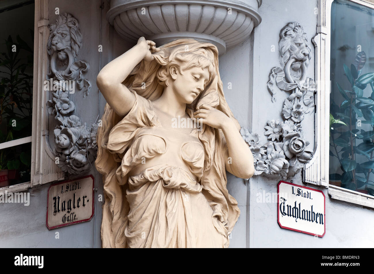 Jugendstil-Skulptur, Tuchlauben Straße, Innere Stadt, Wien, Österreich Stockfoto