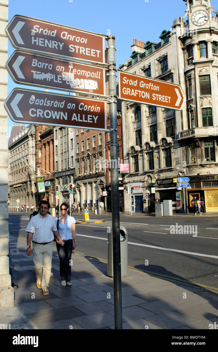 Braunen touristischen Wegweisern Wegweiser im Stadtzentrum von Dublin Irland Stockfoto