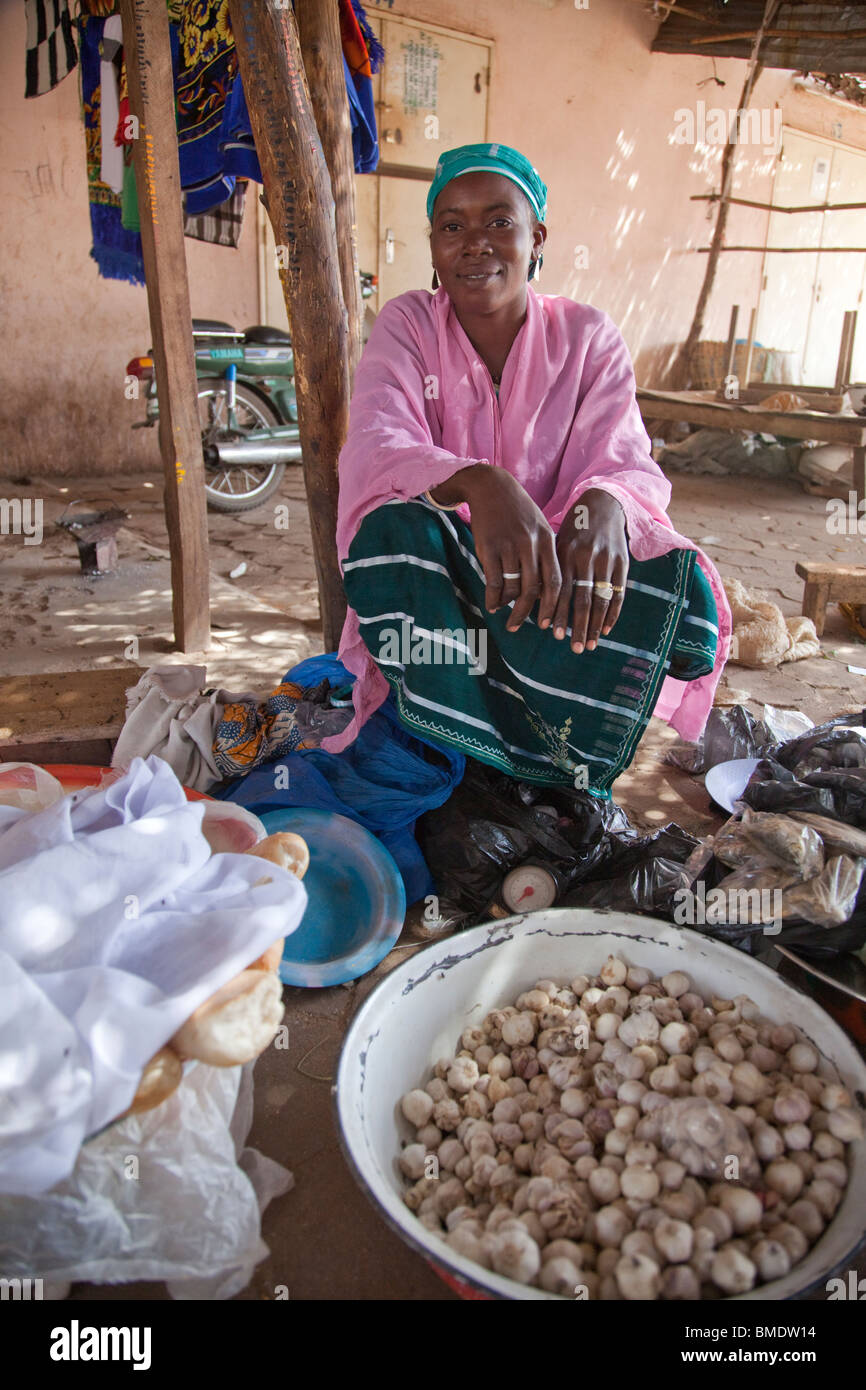 Eine Frau verkauft Knoblauch und Brot auf dem Marktplatz in Segou, Mali. Stockfoto