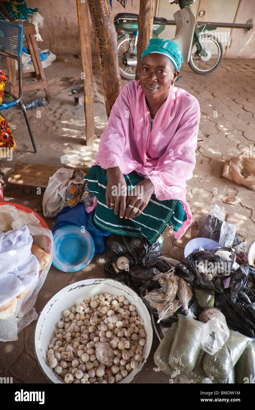 Eine Frau verkauft Knoblauch und Brot auf dem Marktplatz in Segou, Mali. Stockfoto