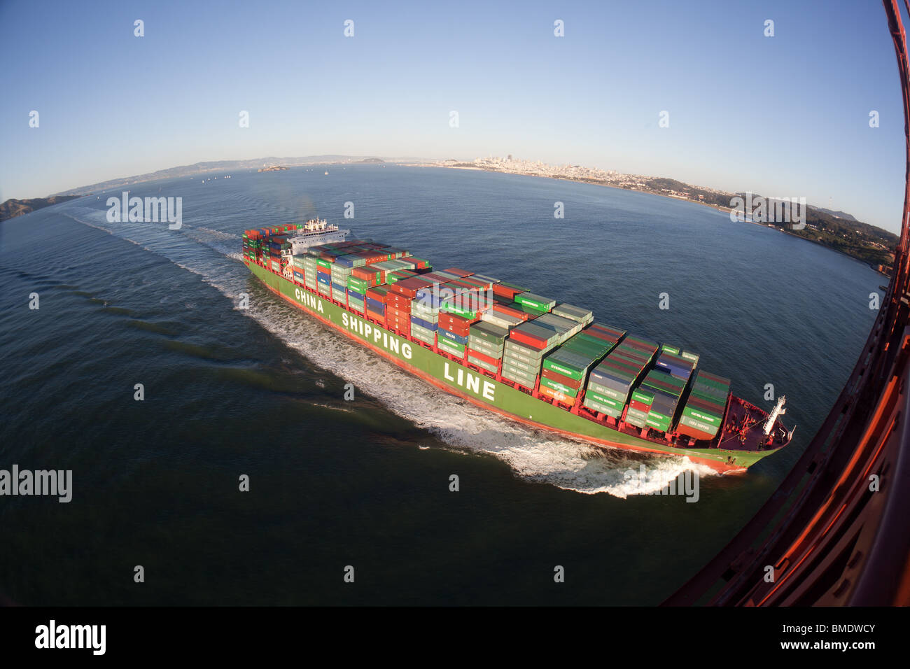 dramatische Foto eines Frachtschiffes wie es segelt unter der golden Gate Bridge, verlassen die Bucht von San Francisco. Stockfoto