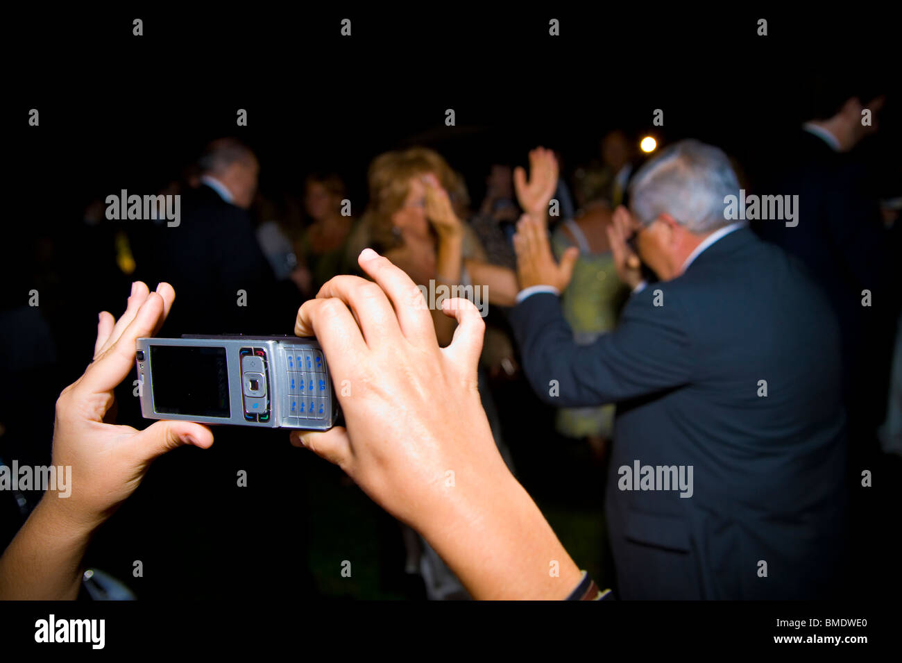 Ein Bild von einer Partei mit einem Mobiltelefon Stockfoto