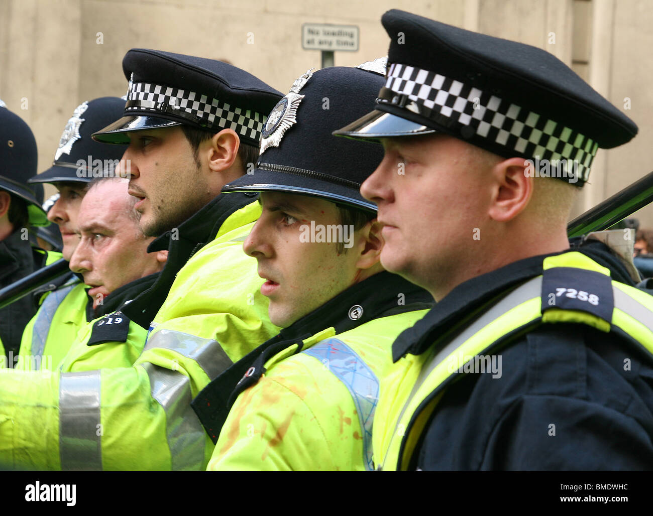 Polizei waten in Demonstranten Stockfoto