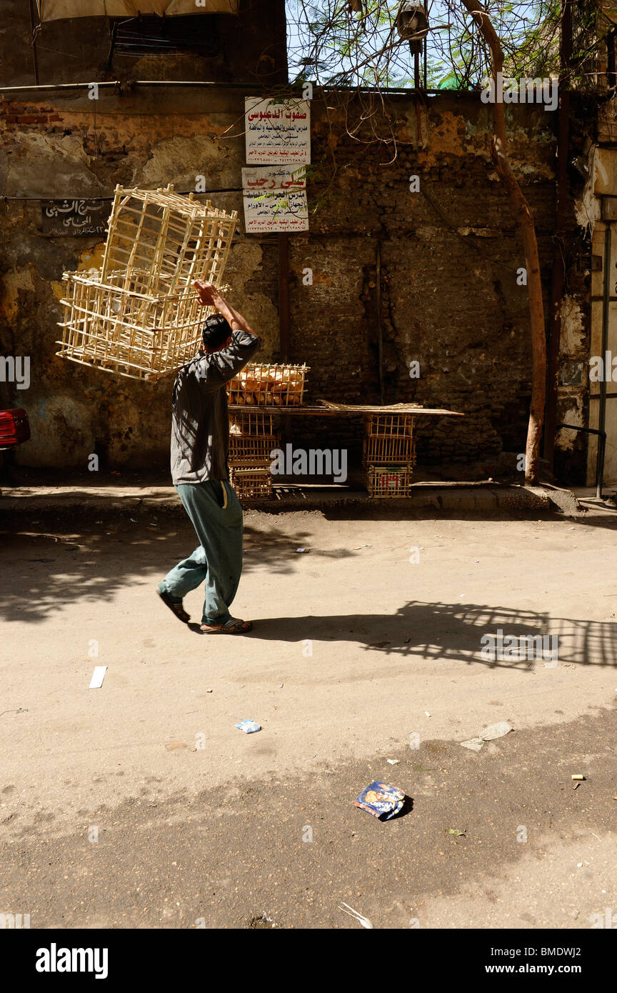 junge Mann tragenden pflanzlichen Weidenkörbe, zurück Straßen der Altstadt, Al Gamaliya, islamischen Kairo, Kairo, Ägypten Stockfoto