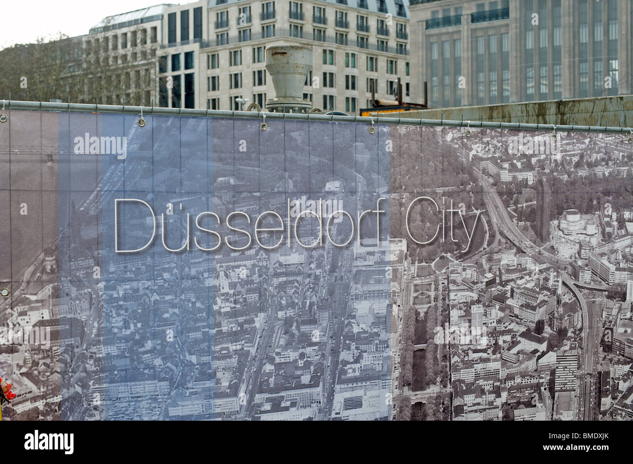 Werbetafeln auf einer Baustelle, Düsseldorf, Deutschland. Stockfoto