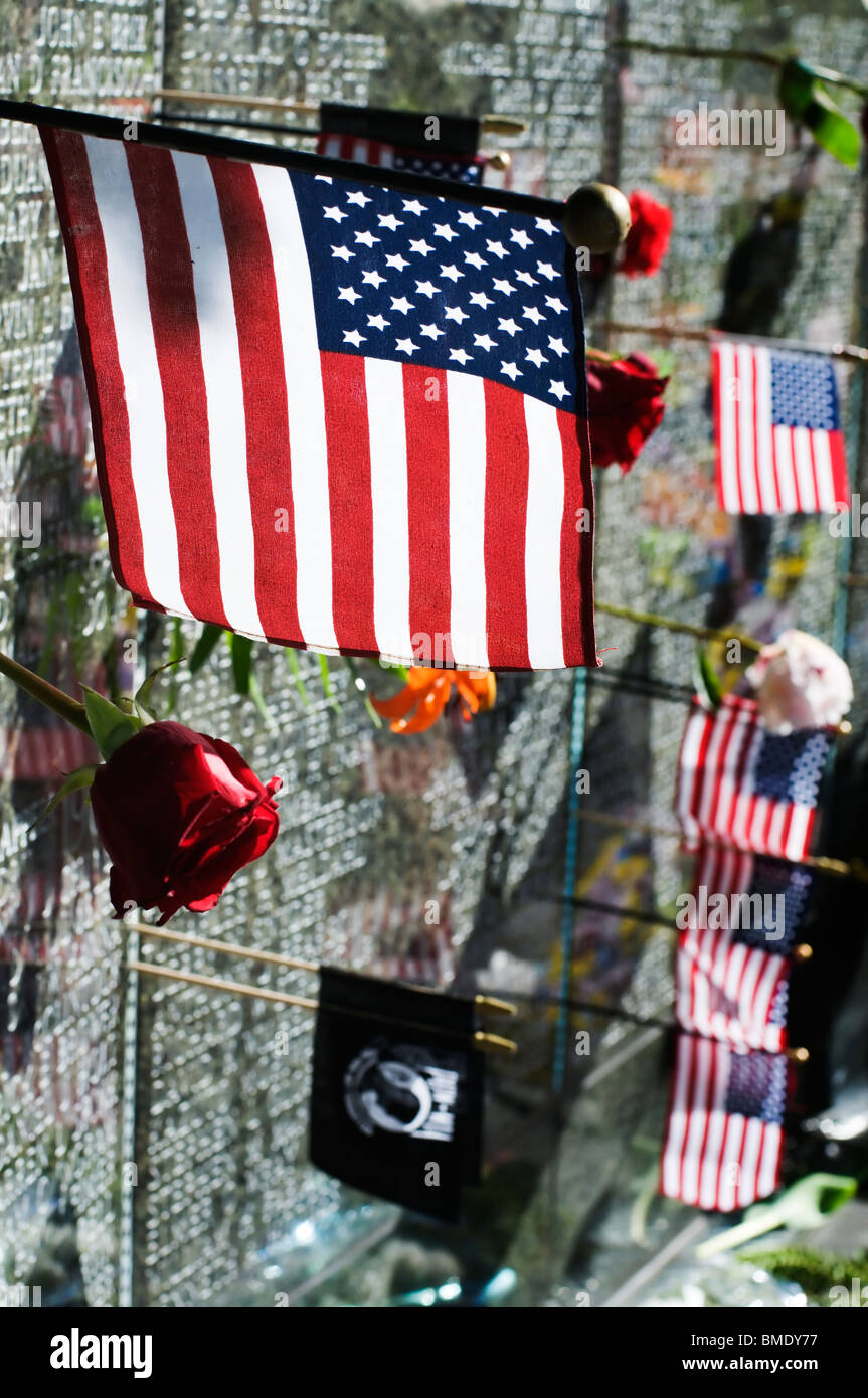 Fahnen und Blumen in der Vietnam Veterans Memorial in Washington State-Wand am Memorial Day in Olympia, Washington befinden. Stockfoto