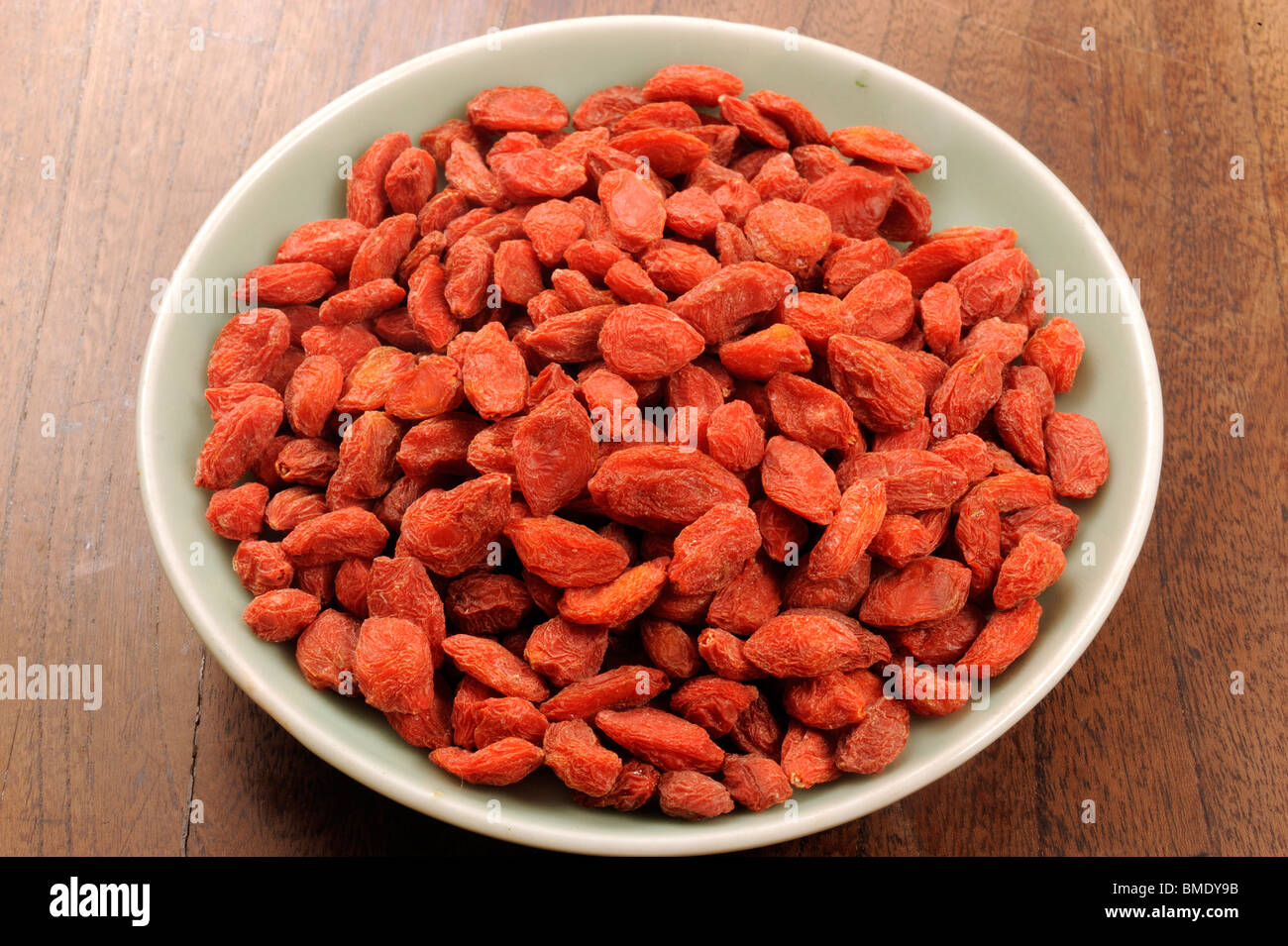 Getrocknete Goji-Beeren in Schale Stockfoto