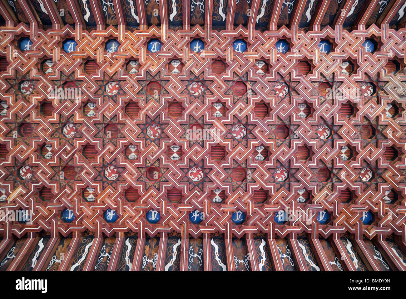 Mudejar-Stil Decke am historischen Monasterio de San Juan de Los Reyes. Toledo, Spanien. Stockfoto