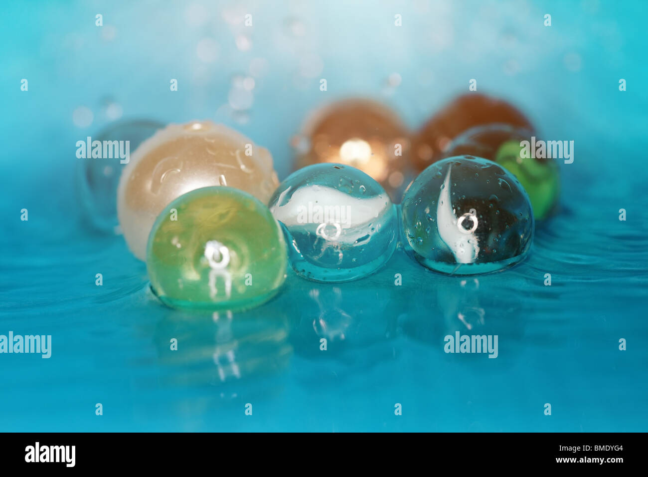 Extrem Nahaufnahme Makro-Foto der gläsernen Kugeln im Wasser. Geringe Schärfentiefe für natürliche Ansicht Stockfoto