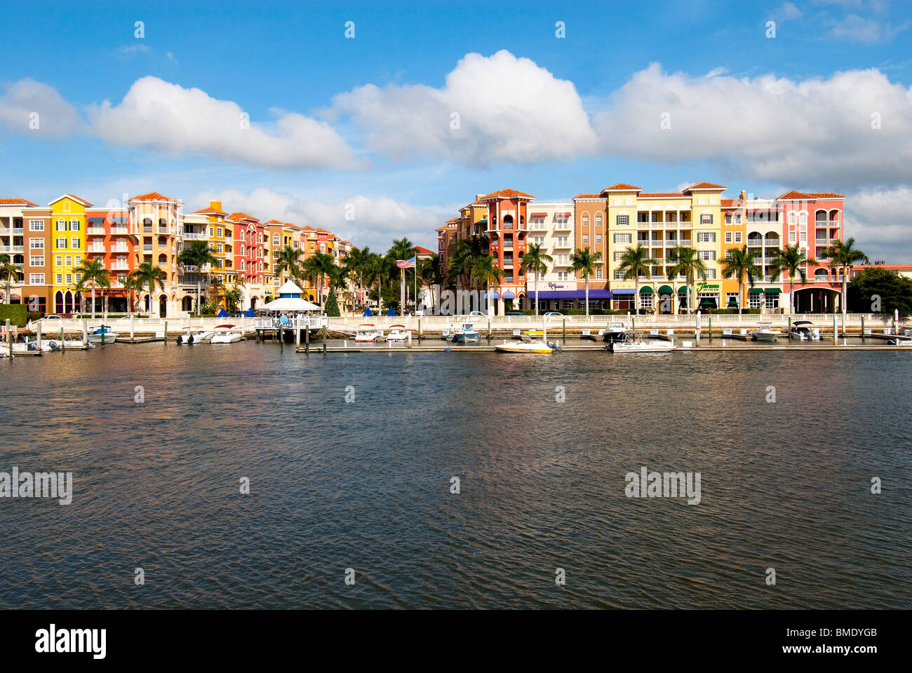 Bayfront, eine gehobene bunten Europäischen Stil-Entwicklung auf Naples Bay, Naples, Florida, USA Stockfoto