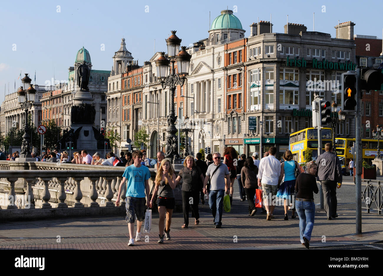 Dublin Irland Fußgänger auf O' Connell Bridge mit dem Hintergrund der O' Connell Street im Stadtzentrum Stockfoto