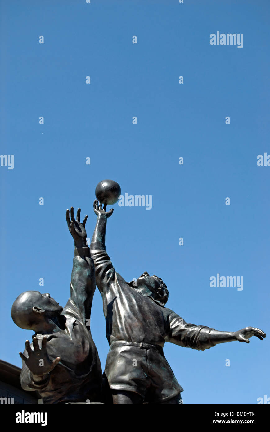 Detail von Gerald Laings Bronzeskulptur Darstellung einer Rugby-Lineout außerhalb Twickenham Stadium, Twickenham, Middlesex, England Stockfoto