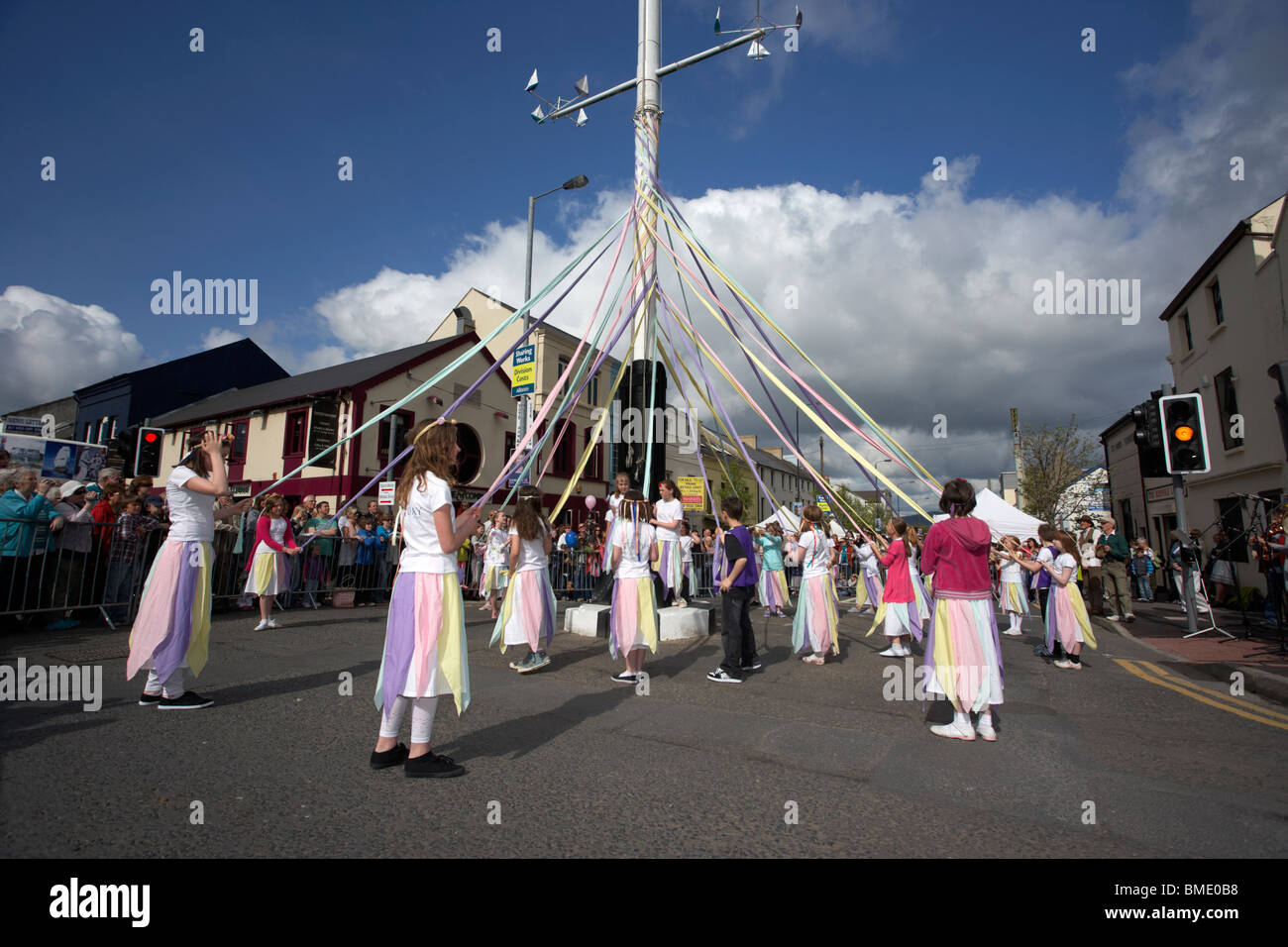 Kinder tanzen um den Maibaum Holywood am Maifeiertag in Holywood Grafschaft unten Nordirland Vereinigtes Königreich Stockfoto