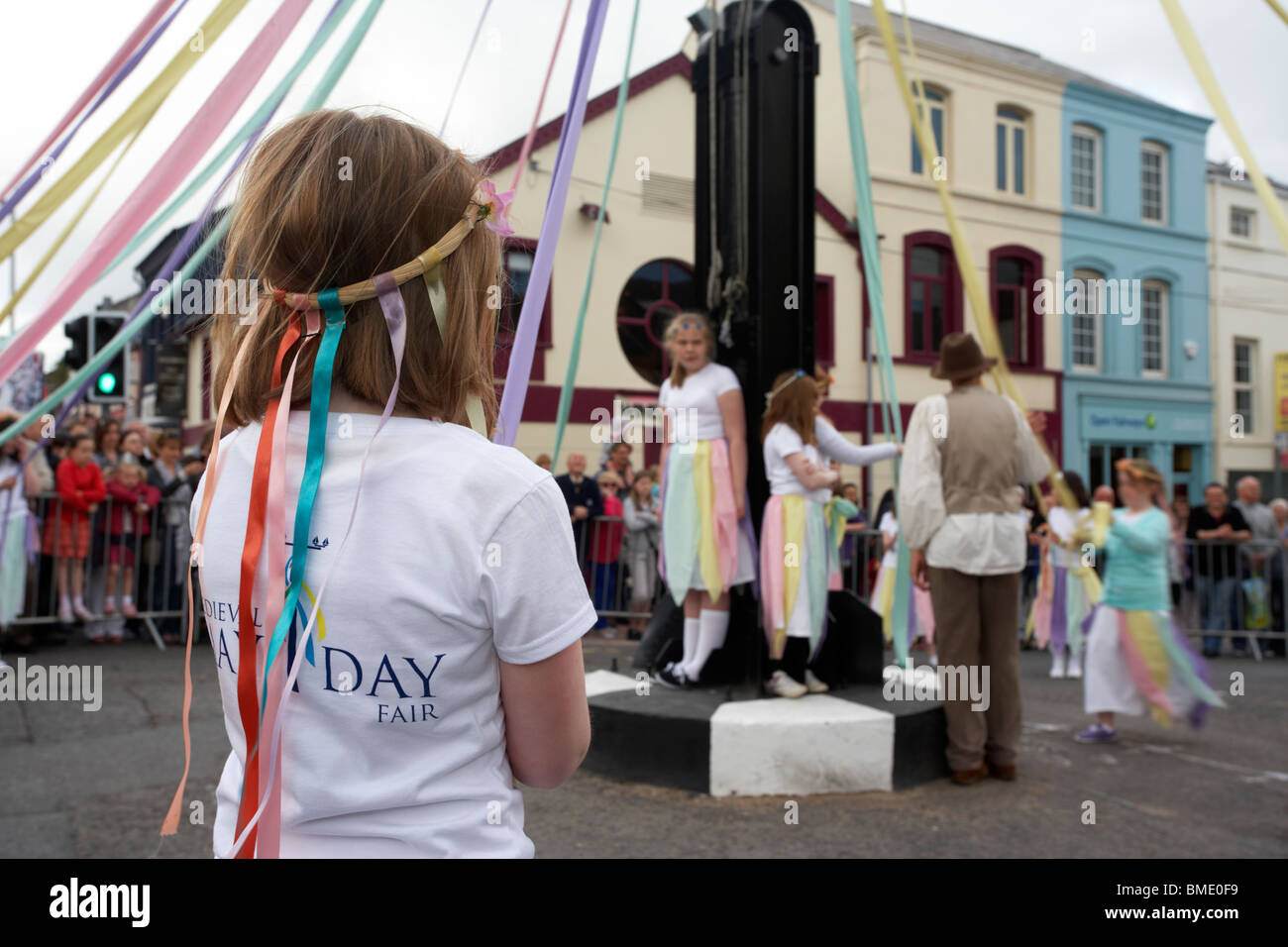 Kinder tanzen um den Maibaum Holywood am Maifeiertag in Holywood Grafschaft unten Nordirland Vereinigtes Königreich Stockfoto