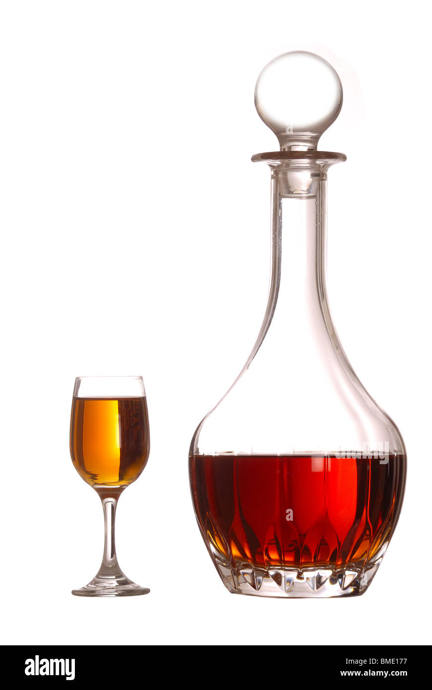 Eine Karaffe Sherry und Glas, reinem weißem Hintergrund. Stockfoto