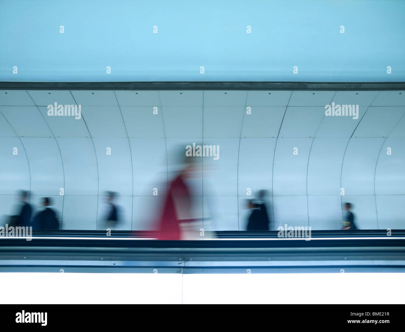 Verschwommene Menschen zu Fuß in Richtung Differrent Richtungen in einem Gehweg-Tunnel. Stockfoto