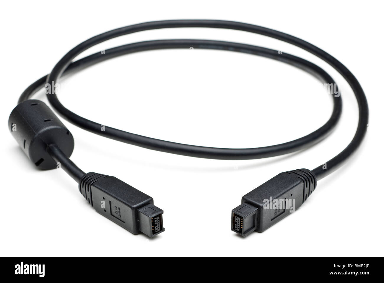 FireWire 800 1394 b bis 1394 b aufgewickelt schwarzes Kabel Stockfoto