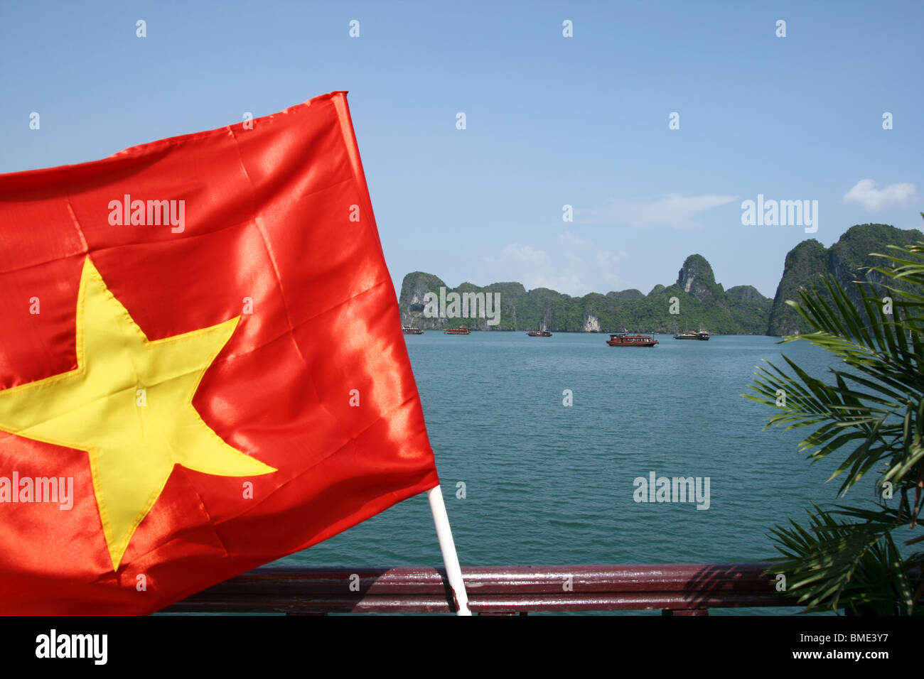 Junkboat Segeln durch die Halong Bucht, Vietnam Stockfoto