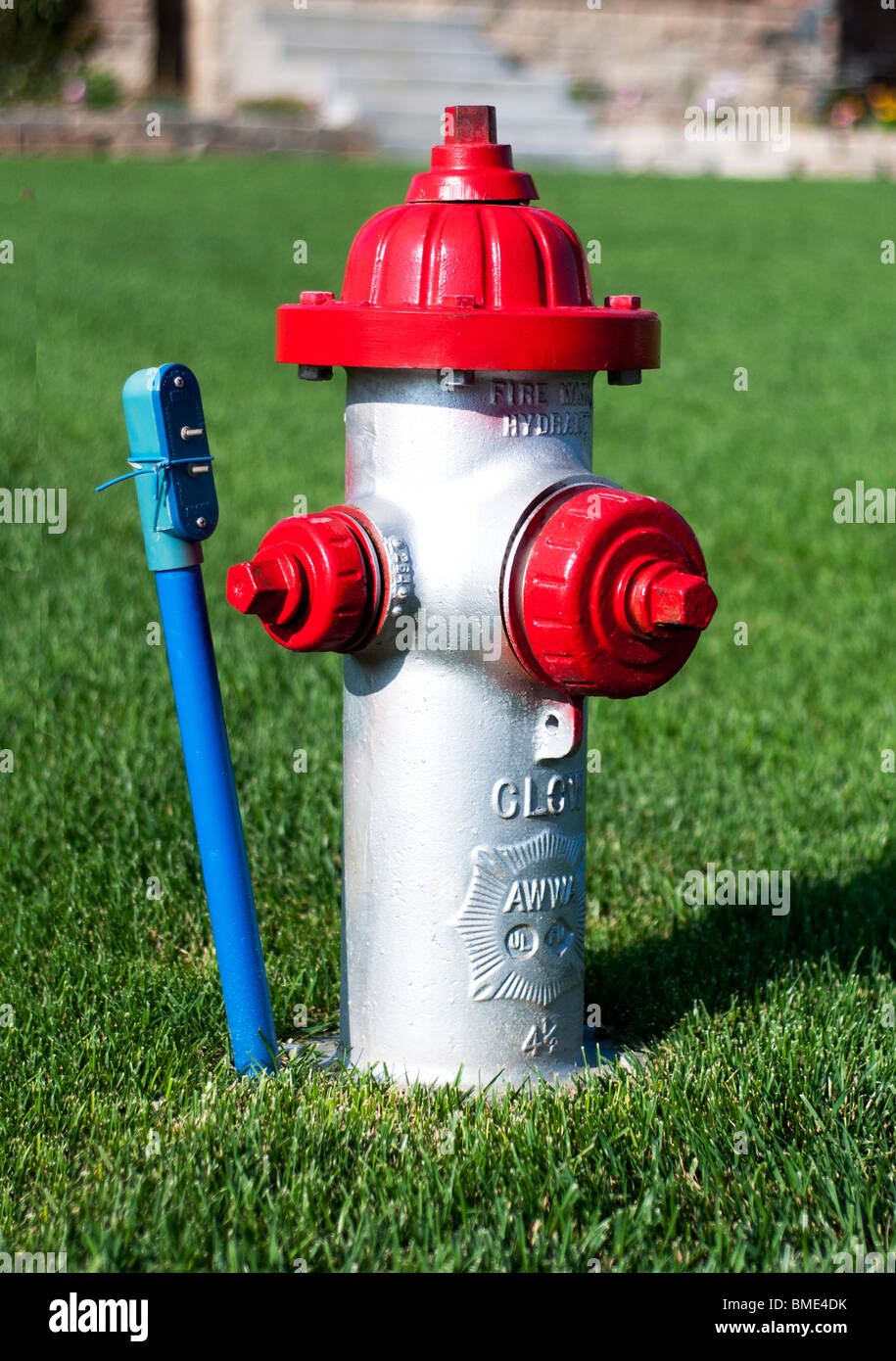 Einen silbernen Hydranten mit roten Kappen im Rasen. Wichita, Kansas, USA. Stockfoto