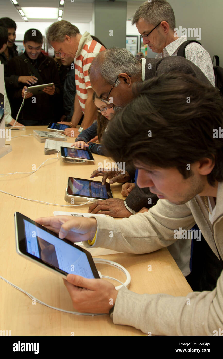 Menschen, die mit dem iPad - Apple Store - Regents Street - London Stockfoto