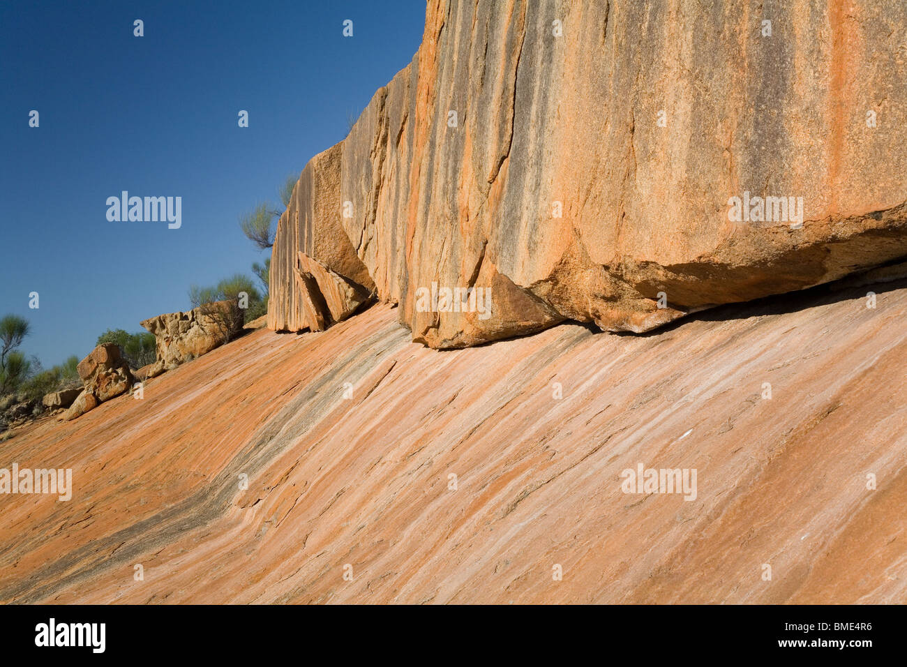 Wasser-Erosion-Muster & Textur auf eine Felswand Felsen Granit & Hang in der Western Australian outback Stockfoto